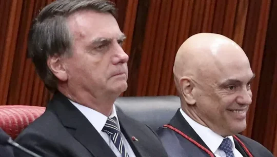 Moraes determinou ainda que sejam realizadas vistorias em todos os veículos que saírem da casa de Jair Bolsonaro.