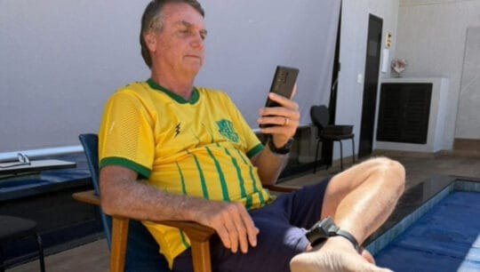 Filhos e apoiadores de Bolsonaro fazem vigília em frente ao condomínio do ex-presidente.